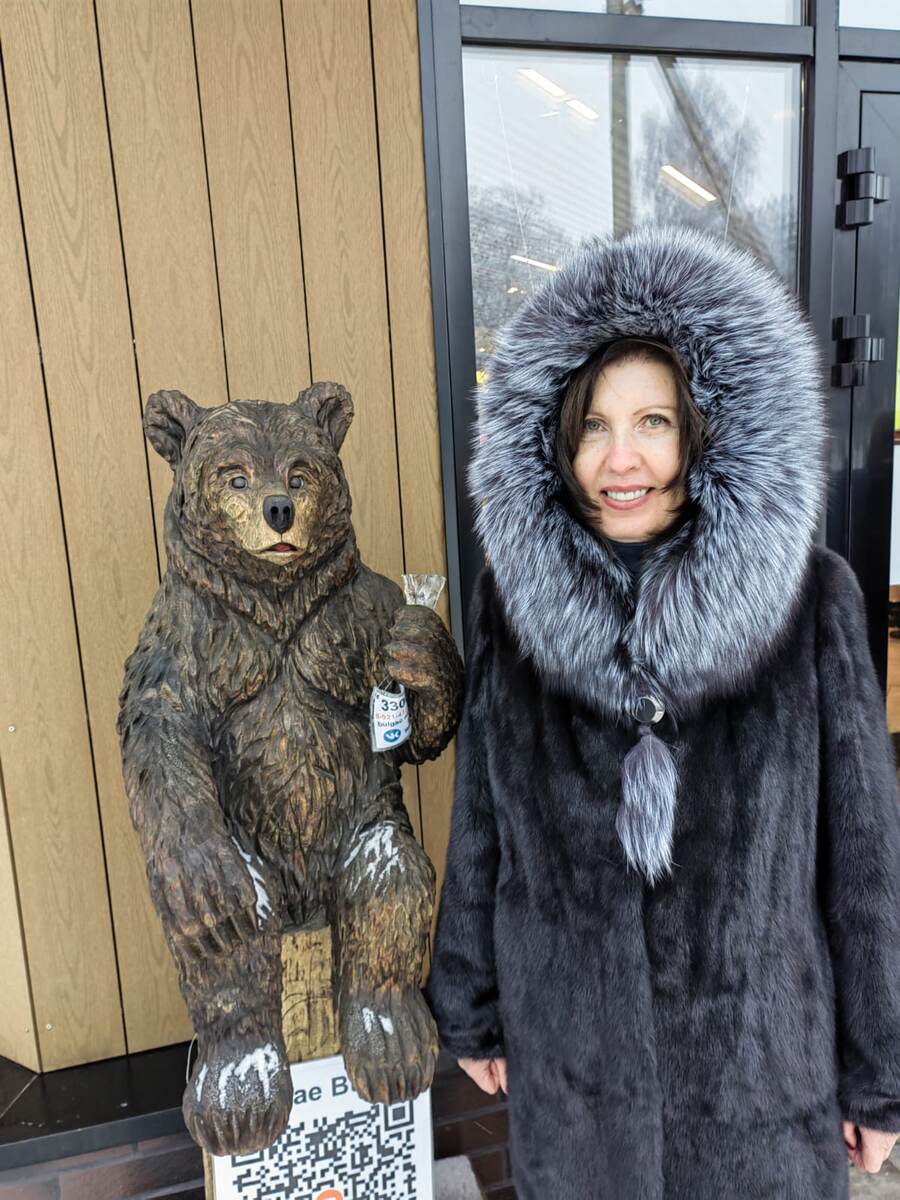 Это я. Такие разные фигуры поставили у нашего местного фермерского магазина. 