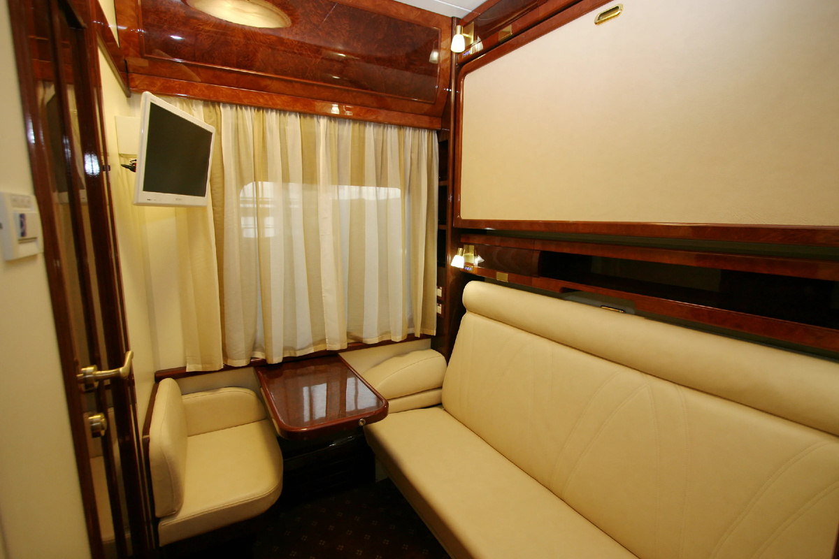 «Классика железнодорожного шика: элегантные интерьеры и комфорт на высшем уровне» 🏆🚆