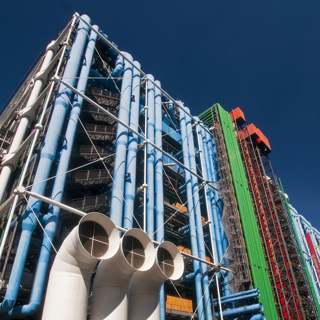 Центр Помпиду в Париже – первое здание в стиле хай-тек, построенное в 1977 году