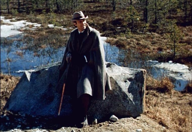 Стэплтон на фоне Гримпенской топи. Кадр из фильма "собака Баскервилей" (1981).