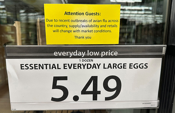    Предупреждение в супермаркете об изменении конъюнктуры рынка в связи с птичьим грипом.Zuma/ТАСС