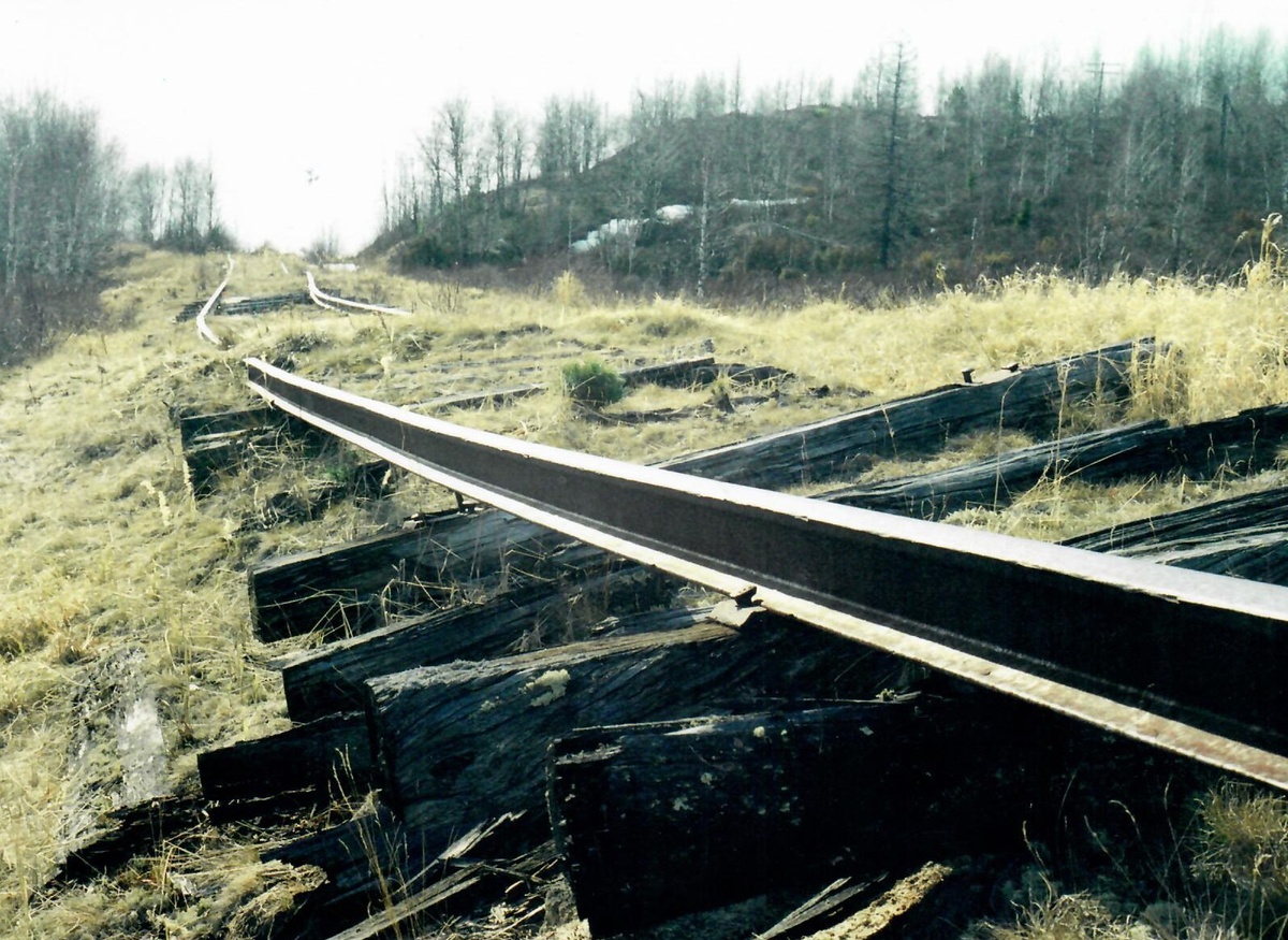 Фото из личного архива Вячеслава Калинина: трасса "Мёртвой дороги" в десяти километрах от города Надым, Ямало-Ненецкий автономный округ