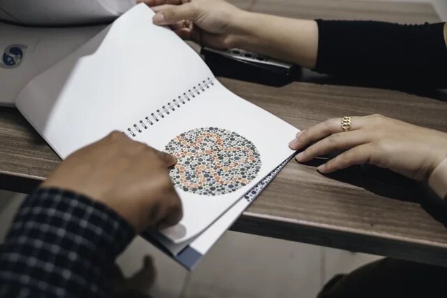    Как называется болезнь, когда не различаешь цвета?