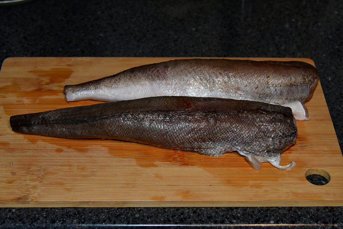 Рыбу выкладываем на разделочную доску