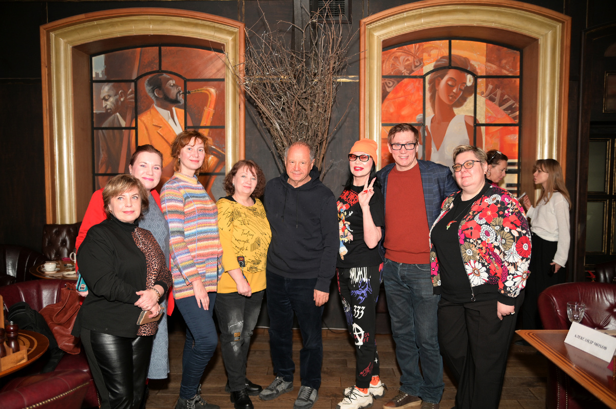 Дмитрий Астрахан и Вадим Колганов в окружении блогеров