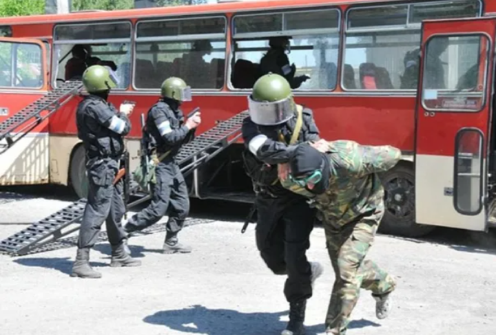 Примерно так обычно проходят учения по освобождению заложников. Очень гладко и организованно.