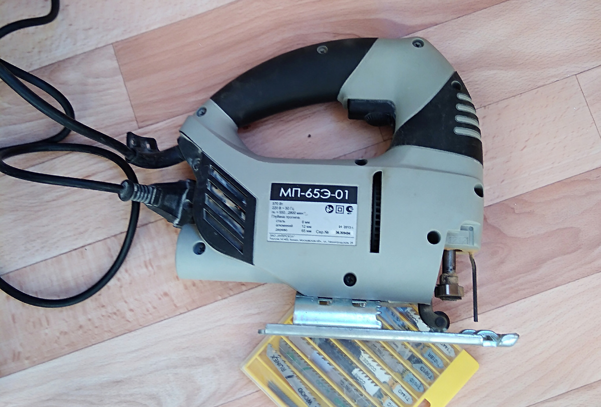 Электролобзик, тот самый. Пришлось немного поработать с ним на днях, вот и вспомнилась история его приобретения.