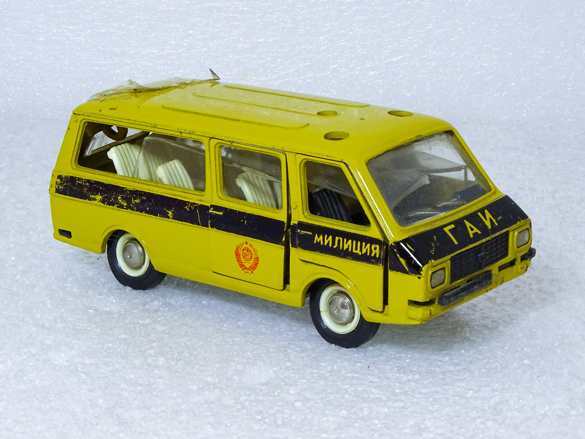 Рис. 1. Саратовская модель автомобиля РАФ-2203 ГАИ СССР (А25, RAF-Патрульная) до восстановления
