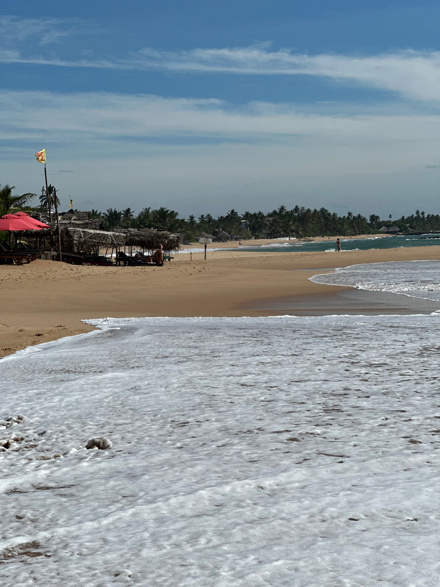 Я, наверно, соглашусь. Пляжи в Тангалле огромные, широкие, чистые, с белым песком мммм…