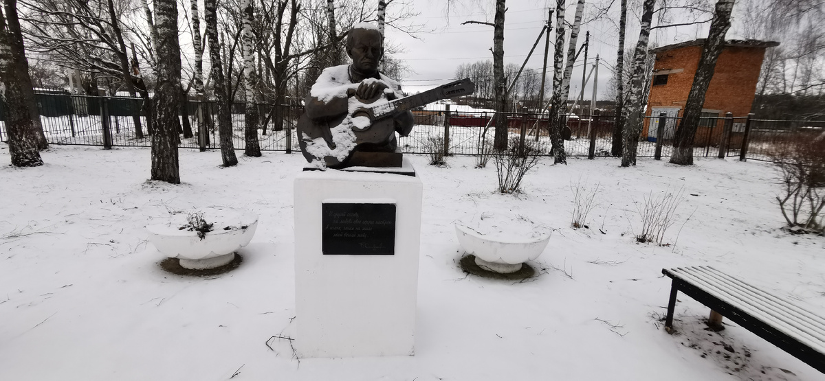 Памятник Б.Ш. Окуджаве установлен в школьном сквере села Высокиничи. Его автор — скульптор из Обнинска Сергей Лопухов