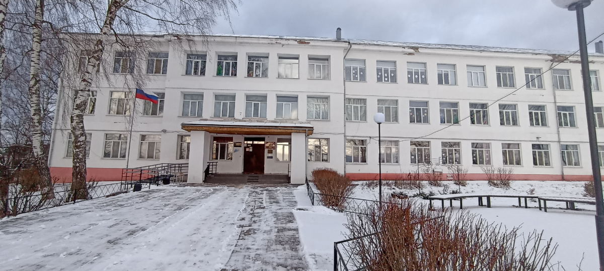 Школа в селе Высокиничи, где расположен музей Булата Окуджавы