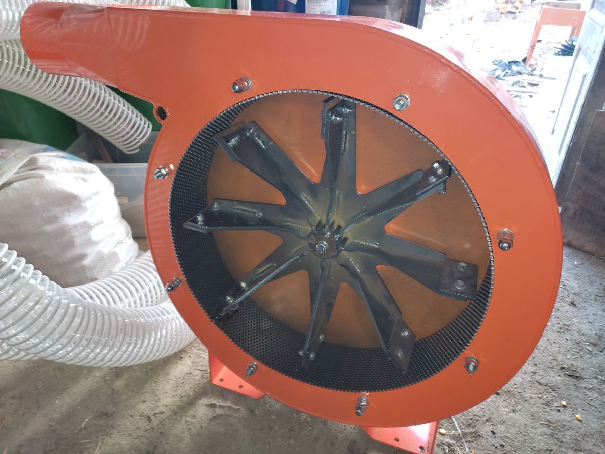 Зернодробилка "Шмель"