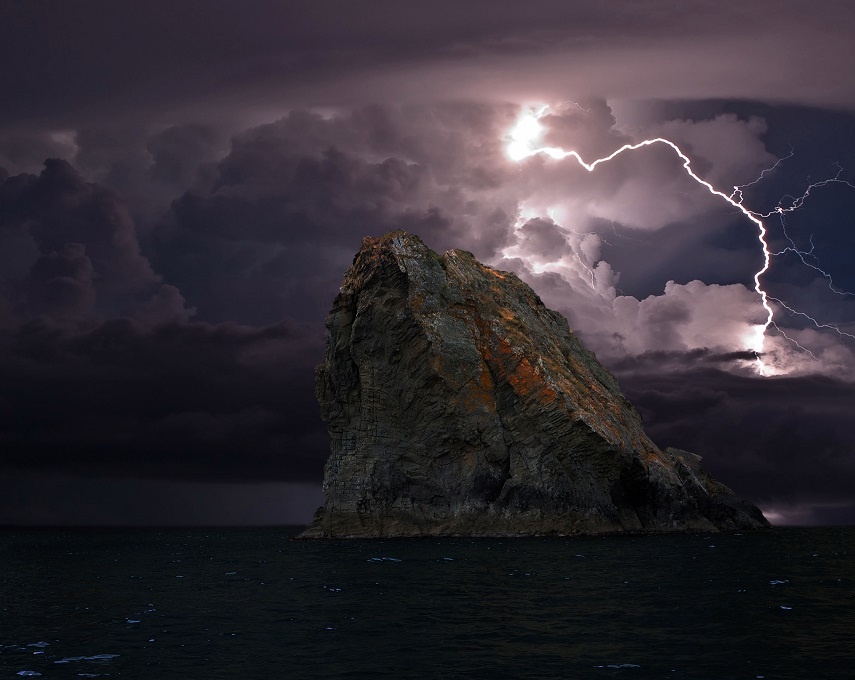 Скалы в грозу