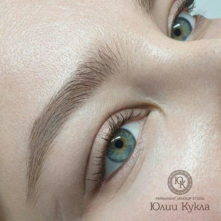 На фото татуаж бровей спустя два года и растушёвка на нижнем веке 