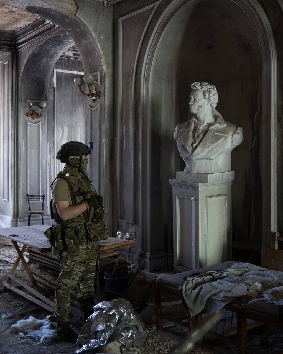 Начало июня 2023 года, Артёмовск. Взорванный ВСУ Дворец культуры. Фото: Арсений Котов