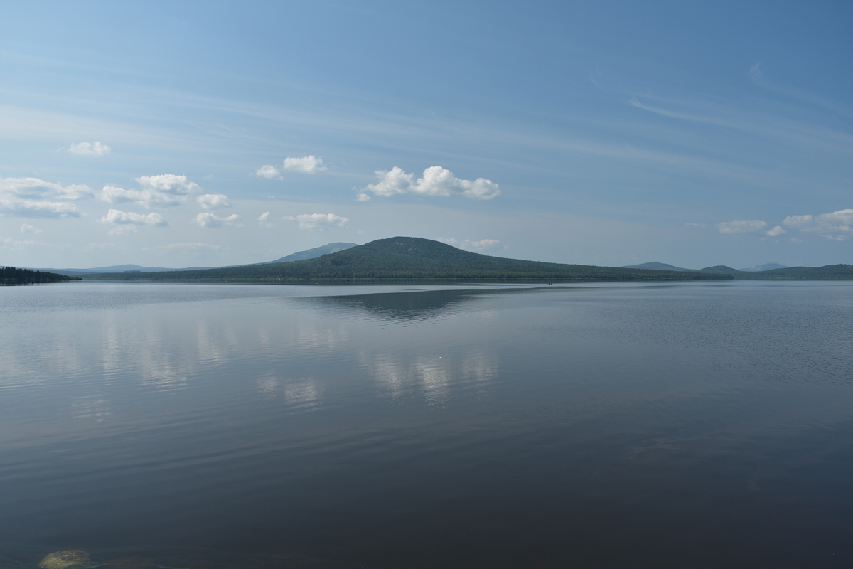 Озеро Зюраткуль, на дальнем плане гора Лукаш и за ней хребет Большой Нургуш.