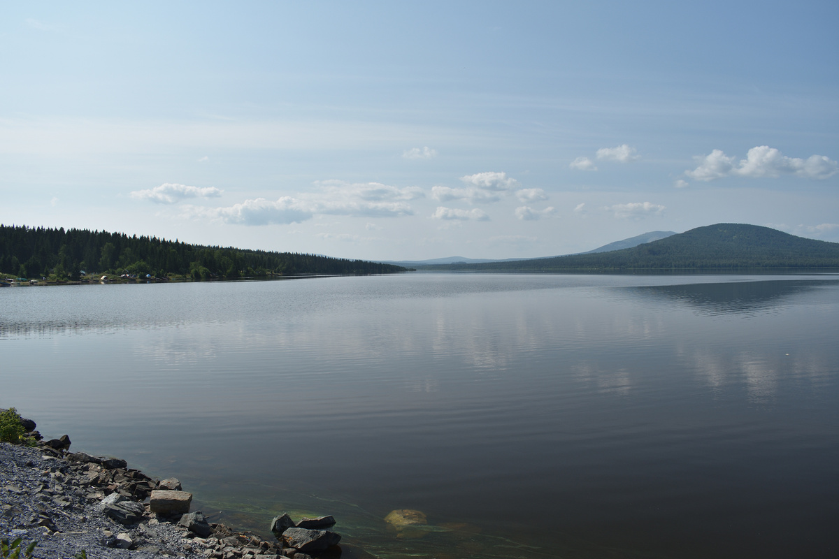 Озеро Зюраткуль, на дальнем плане гора Лукаш и за ней хребет Большой Нургуш.