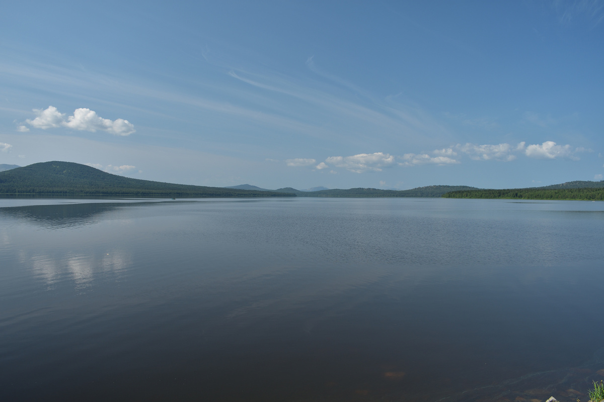 Озеро Зюраткуль, слева на дальнем плане гора Лукаш.