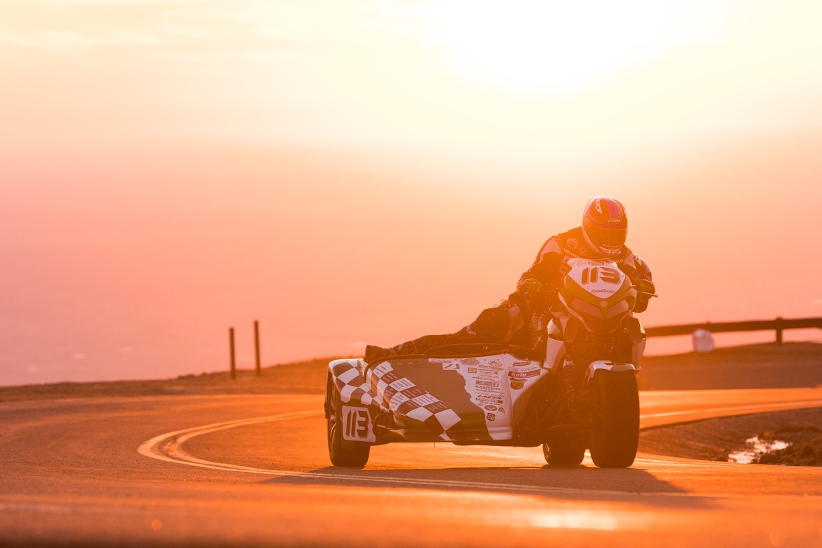 Бруно Марлен и Филипп Сендруа ведут свой Benelli TNT 1130 к бронзе