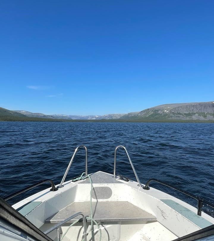 добирались на катере с Ловоозера