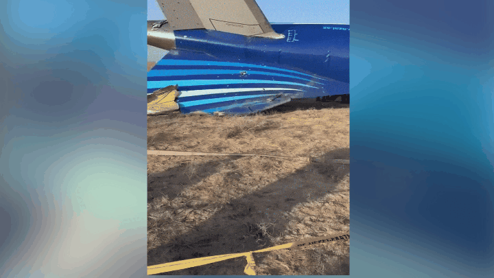    Очень странные следы на обшивке разбившегося в Актау самолёта, выполнявшего рейс Баку - Грозный. Видео: ТГ-канал "Военкор Котенок"