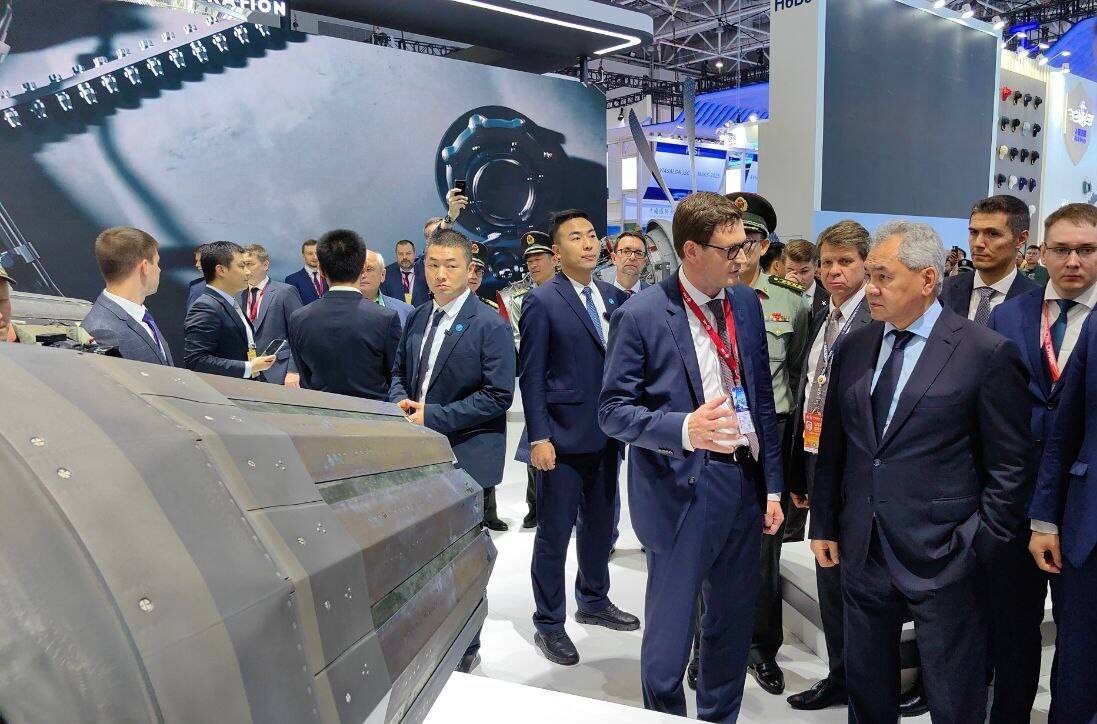     Секретарь Совета безопасности РФ Сергей Шойгу осматривает двигатель «Изделие 177С» на выставке в Китае / Объединённая двигателестроительная корпорация