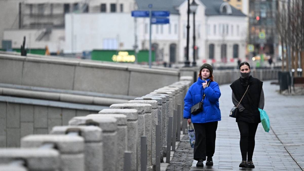    Москвички гуляют по Болотной набережной. В тот день воздух в столице прогрелся до +4,8 градуса, и был побит рекорд по теплу 1914 года / Фото: Пелагия Тихонова / РИА Новости