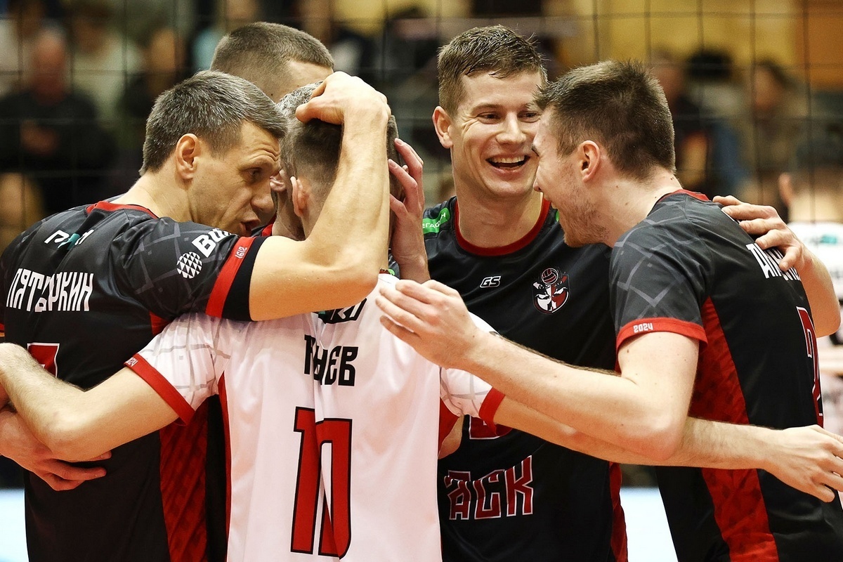   Павел Железняков (второй справа) / фото: Ангелина Ильичева, nn-volley.ru