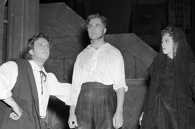    Зельдин в роли Альфонсо, заслуженный артист РСФСР Андрей Попов в роли Кинолы и заслуженная артистка РСФСР Людмила Фетисова в роли Фаустины в сцене из спектакля по пьесе О. Бальзака «Мечты Кинолы» в постановке Центрального театра Советской Армии (ныне Центральный академический театр Российской армии),1955 год. Фото:  РИА Новости/ Борис Рябинин