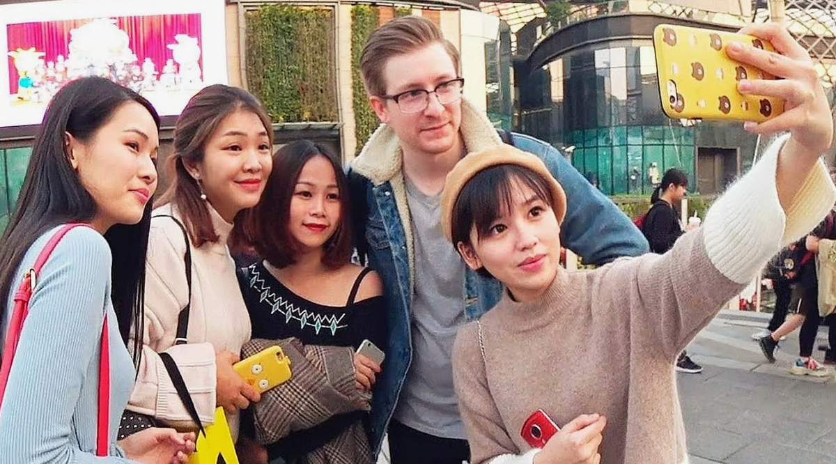 В Японии полно туристов сейчас, но с блондинами-шведами фотографируются до сих пор