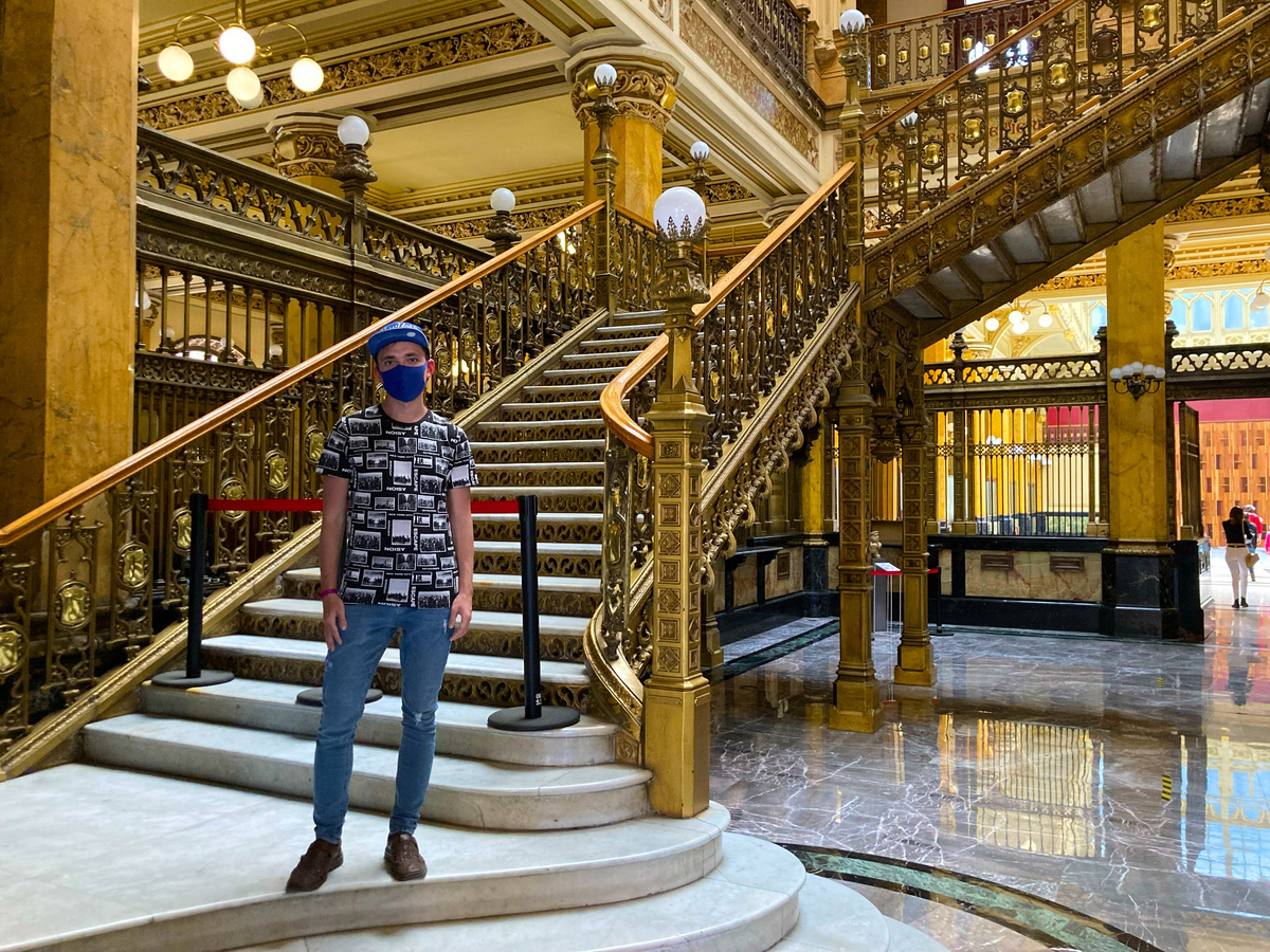 В начале 2022 года войти во дворец можно было строго в масках и снимать их было нельзя из-за ограничений по ковиду