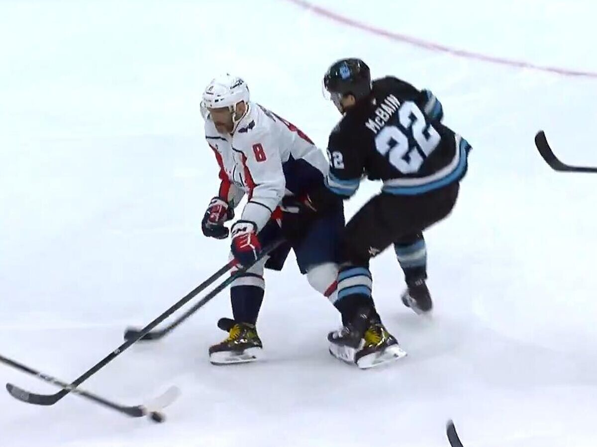    Травма Александра Овечкина в матче с "Ютой"© Фото : Скриншот из телетрансляции