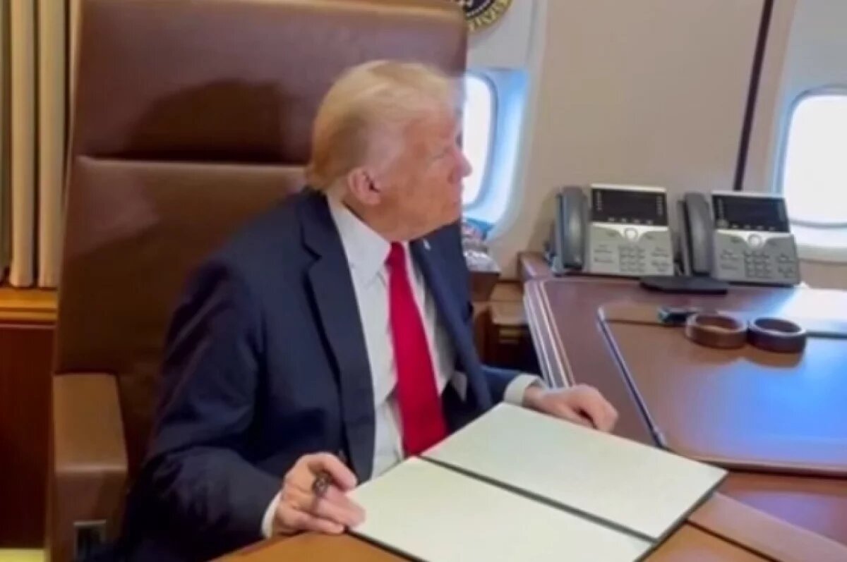    Трамп впервые пролетел над Американским заливом