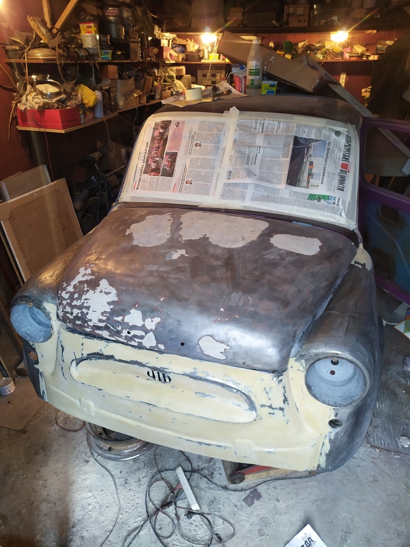 Готов к покраске. Килограмм шпаклевки в сошлифованном виде лежит наполу. Еще полкило, наверно, в моих легких.