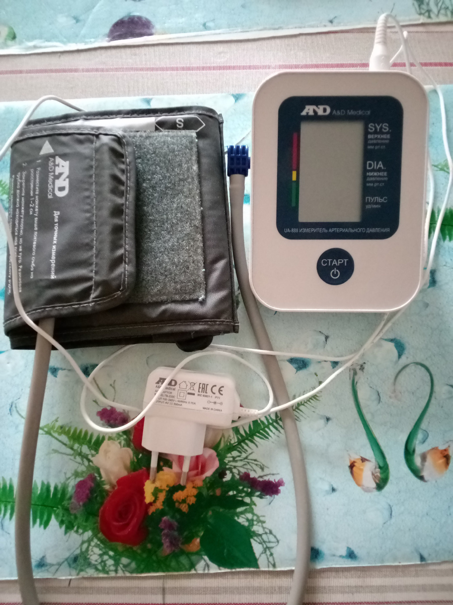 Фото из домашнего архива. Тонометр для измерения давления с манжетой. 