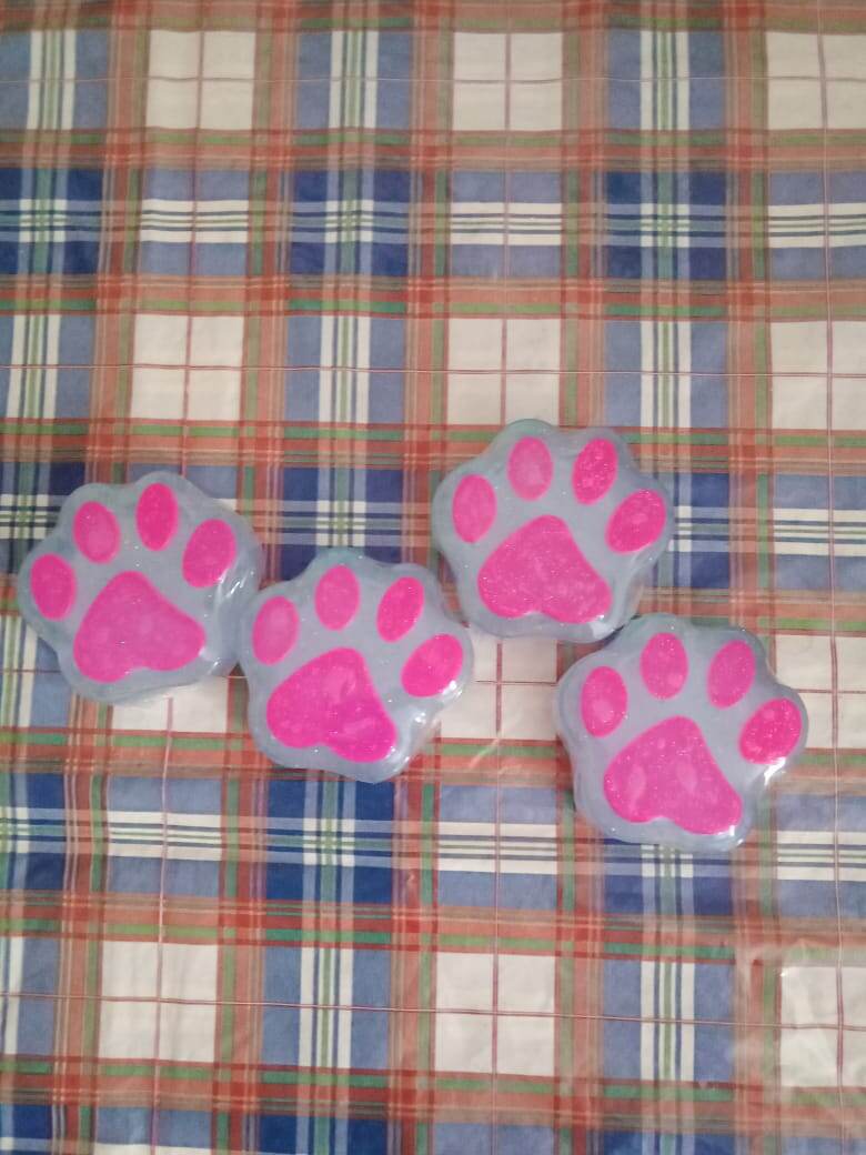 Форма ,  мыльная основа , красители . Ароматизаторы .