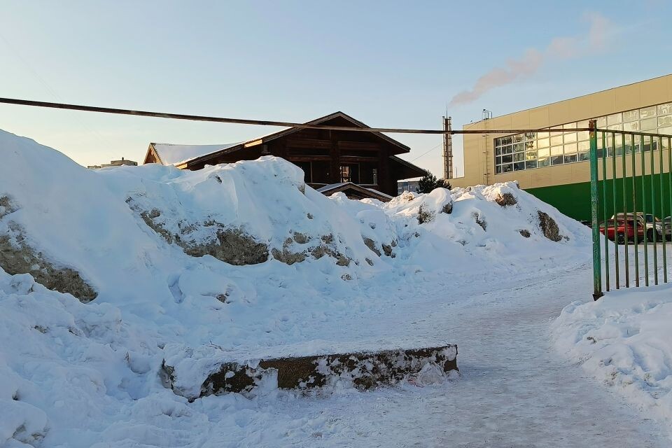    Балка-"антисвальщик" на входе в будущий парк "300-летия Барнаула". Источник: Илья Кочетков/"Толк"