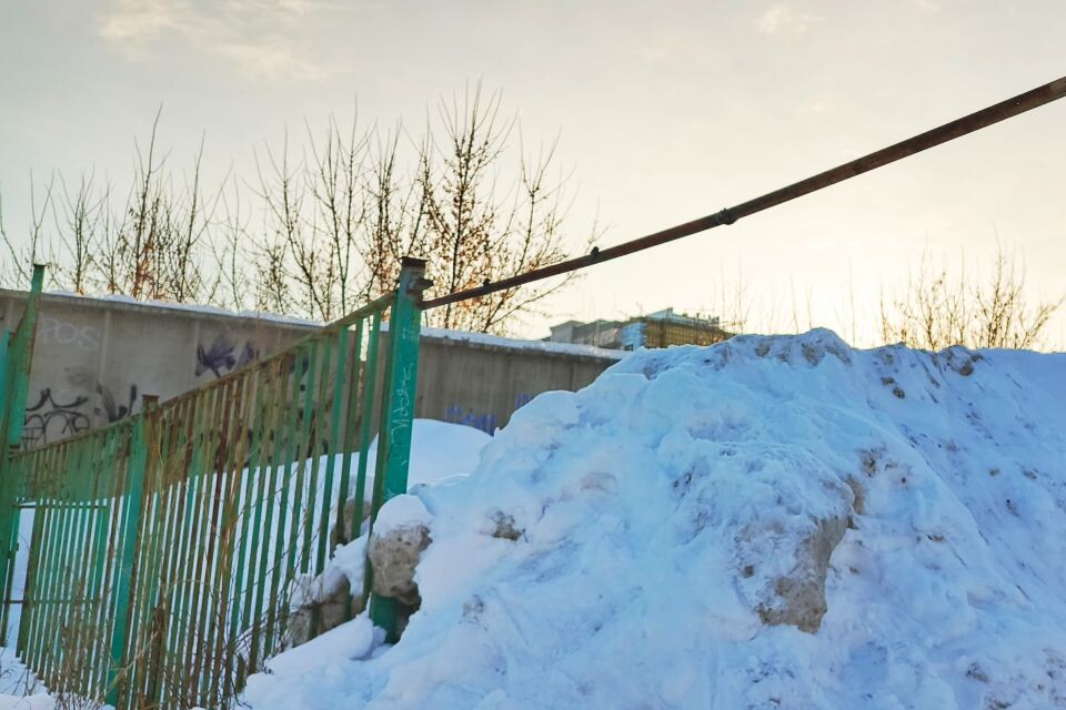    Балка-"антисвальщик" на входе в будущий парк "300-летия Барнаула". Источник: Илья Кочетков/"Толк"