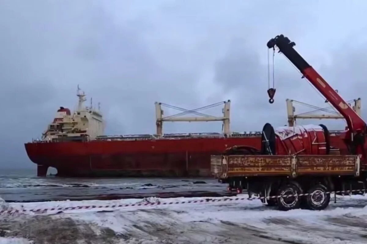    Лимаренко: на Сахалине у севшего на мель судна устанавливают заграждения