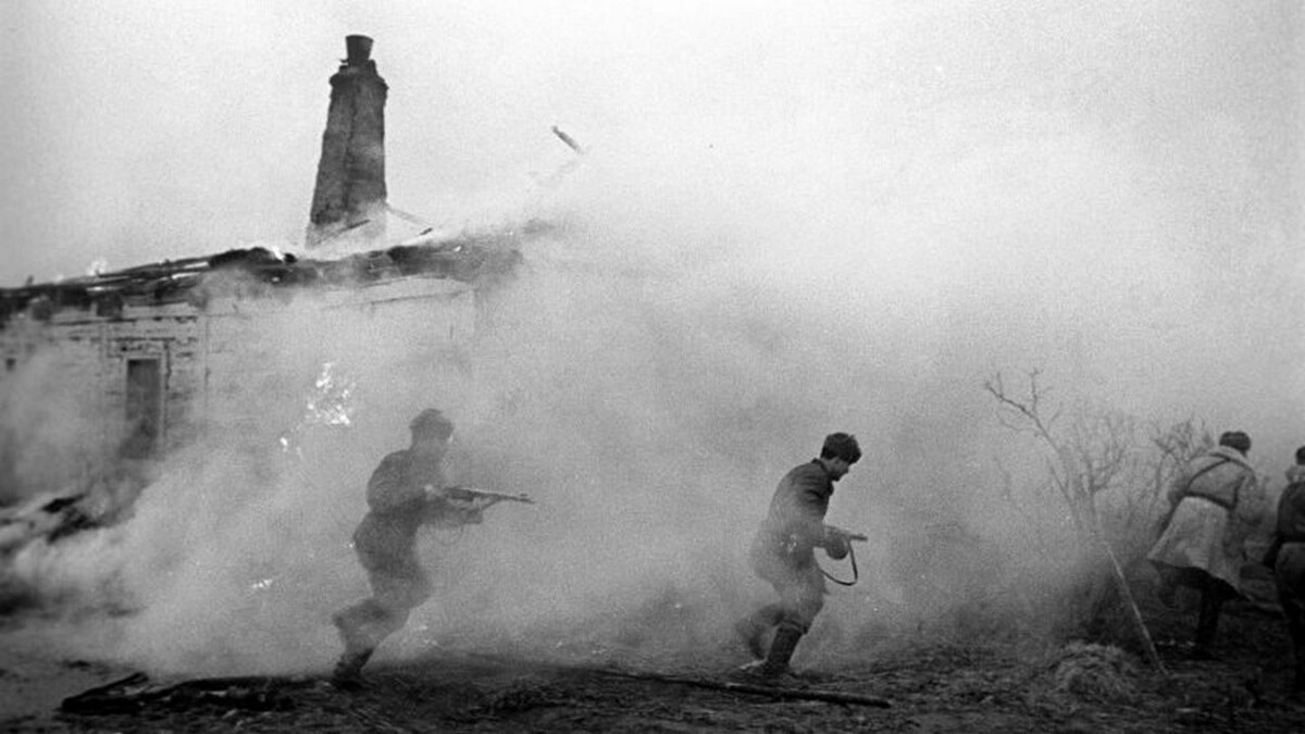    Бойцы 1-го Украинского фронта подразделения лейтенанта И. Ветчинкина в бою за населенный пункт. Источник: waralbum.ru