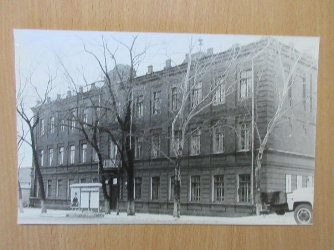    Городское профессионально-техническое училище № 4 имени героя Советского Союза Василия Галактионовича Шелеста. г. Хабаровск, завод «Дальдизель», 1950-е годы. Источник: goskatalog.ru