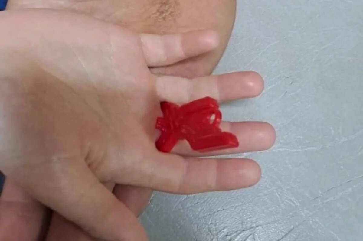    Томичам рассказали, что делать, если палец ребенка застрял в игрушке
