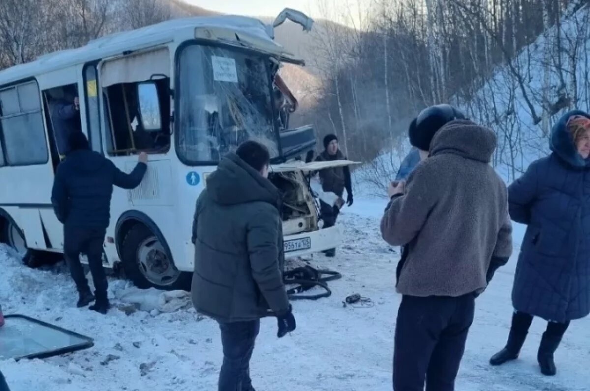    Пострадало 15 человек: правительство Приморья о ДТП с лесовозом и автобусом