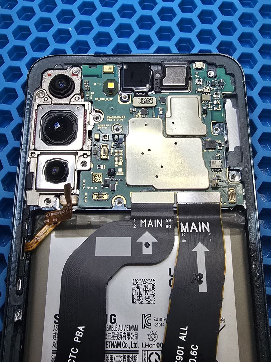 1️⃣ Разбираем телефон и проводим визуальный осмотр. На верхней части ничего не заметно.