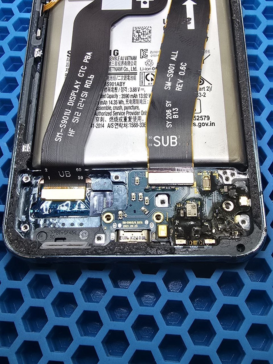 2️⃣ За-то глядя на нижнюю субплату, становится видно, что либо был скачек напряжения в сети, либо что-то с зарядным блоком произошло, но нижняя плата, сильно пострадала.