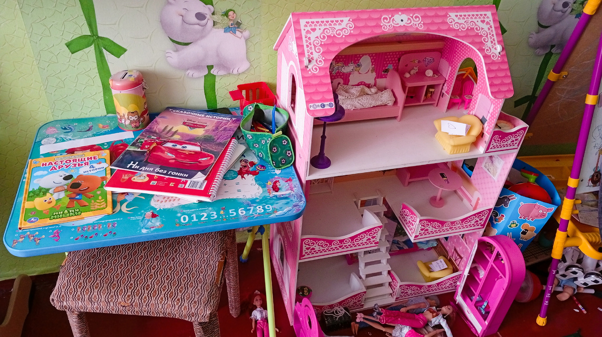 У сына сломался стул от детского столика. Ищу ему стол для школы и стул.