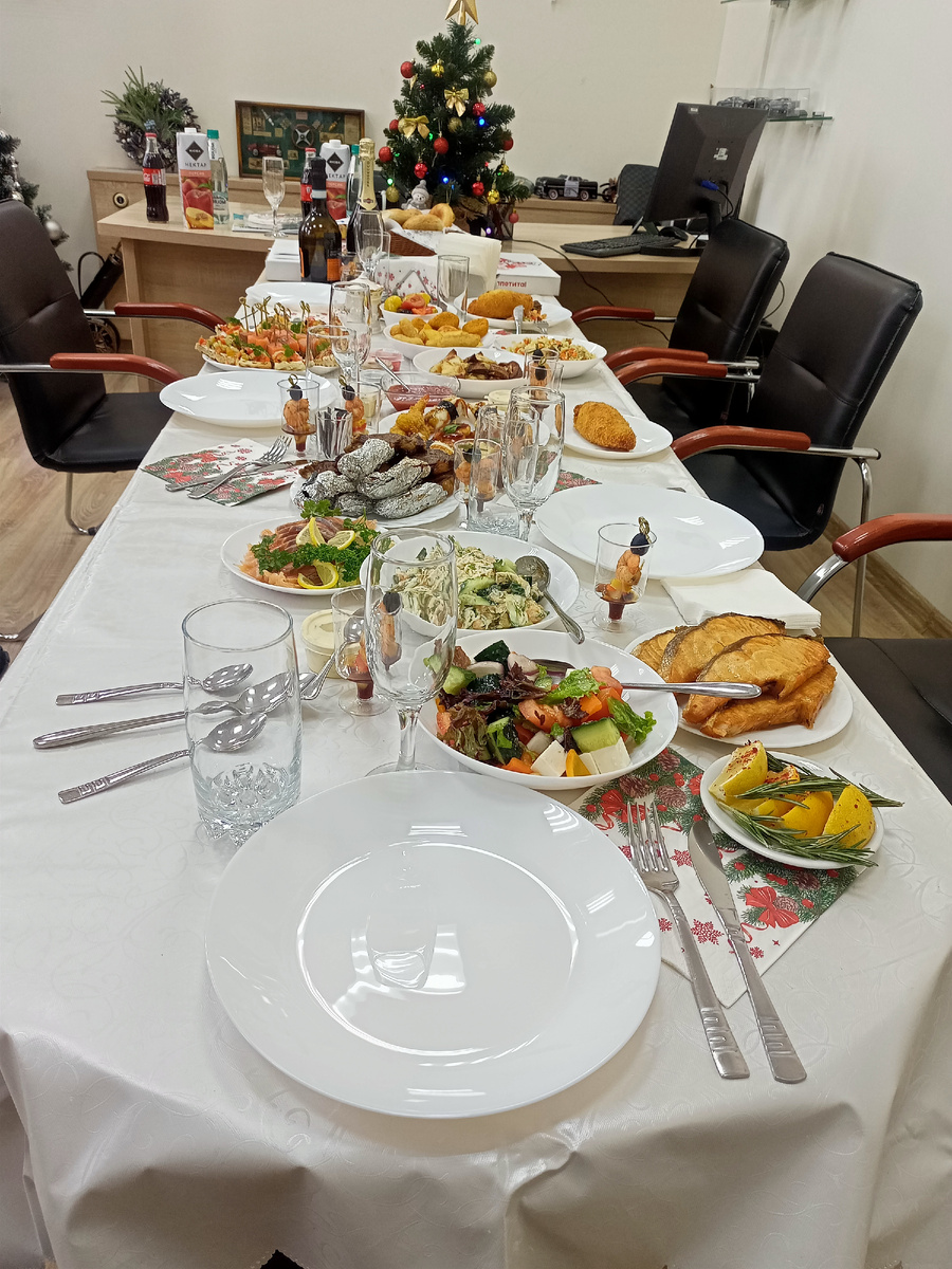 Фото автора. Едим на работе.