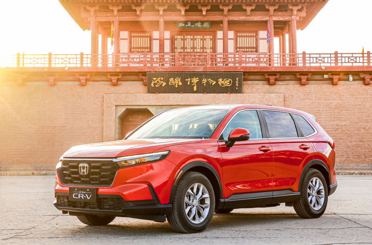    **14-е место**. Компания Honda объявила об уходе из России в конце 2020 года, поэтому результат 2021 года скромные 1324 машины. За счёт эффекта низкой базы в 2024 году достигнуто двукратное увеличение продаж до 2683 автомобилей! Благодарить стоит заводы Dongfeng-Honda и GAC-Honda: из Поднебесной ввозят кроссоверы CR-V (519) и Vezel (457), а также электромобили e:NP1/e:NS1 (347). Также неплохой вклад внесли праворульные микровэны Stepwgn (261).   
Honda