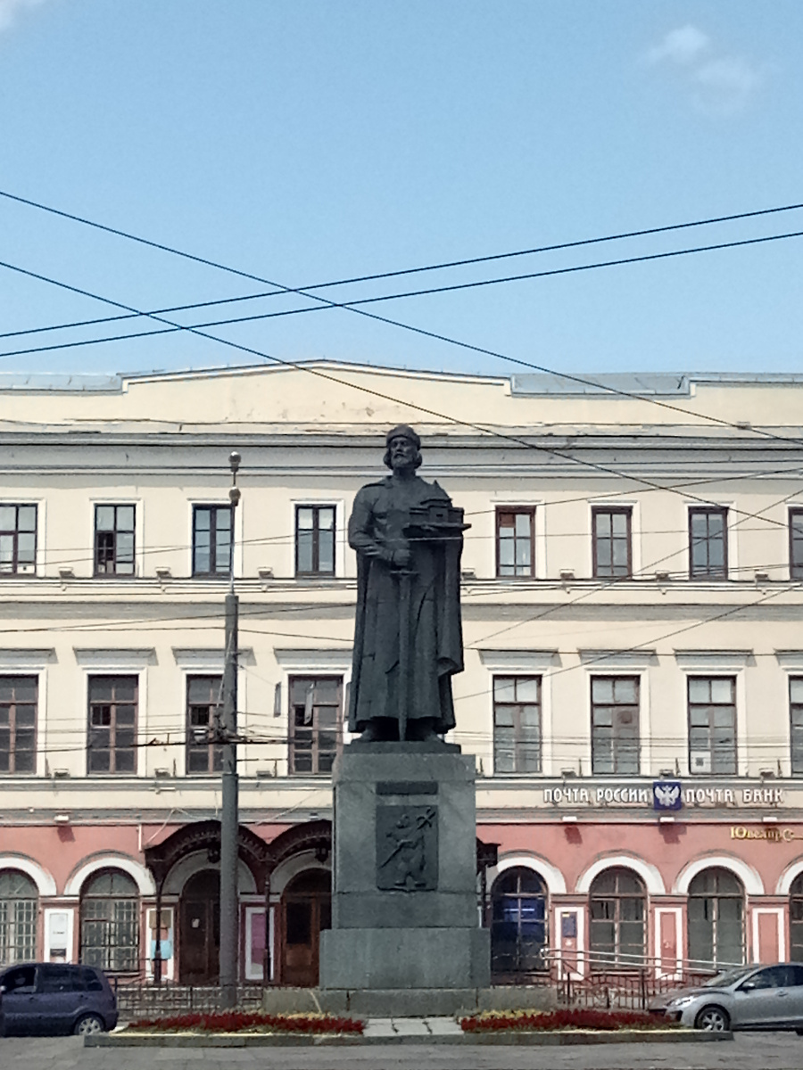 Памятник Ярославу Мудрому на Богоявленской площади города Ярославль.