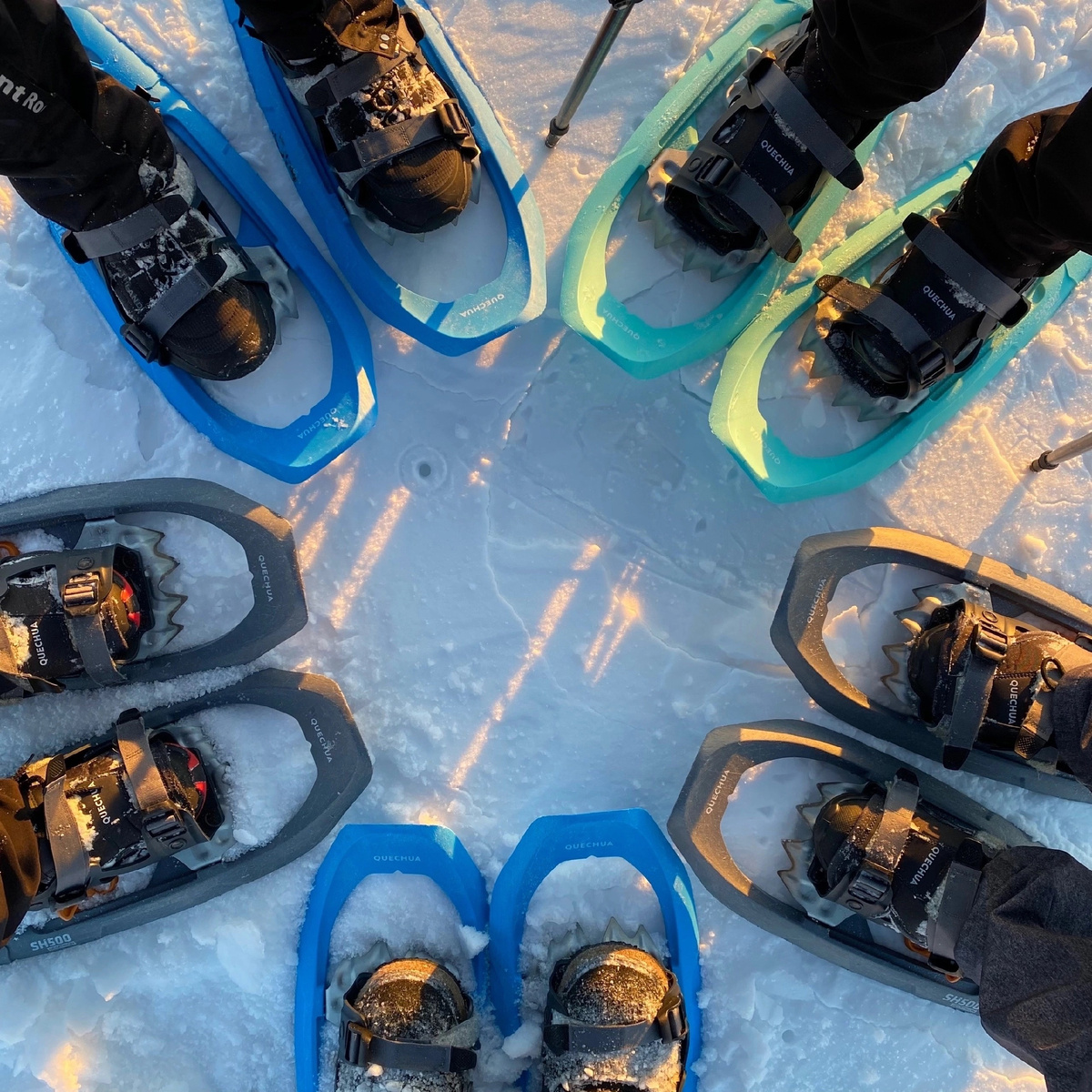 Туристы на пластиковых снегоступах фирмы Quechua 